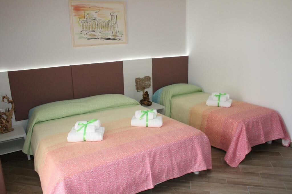 Ropa de cama de alta calidad, mobiliario individual, escritorio