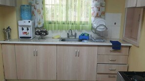Tủ lạnh, lò vi sóng, dụng cụ nấu nướng/bát dĩa/dao nĩa, bàn ăn 