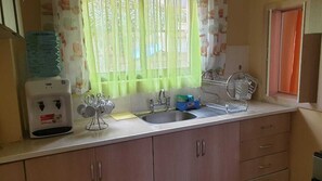 Refrigerador, microondas, utensilios de cocina y comedor