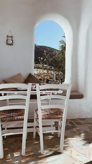 Outdoor dining - Maisonette with breathtaking views of the Cyclades (Aspro Chorio)