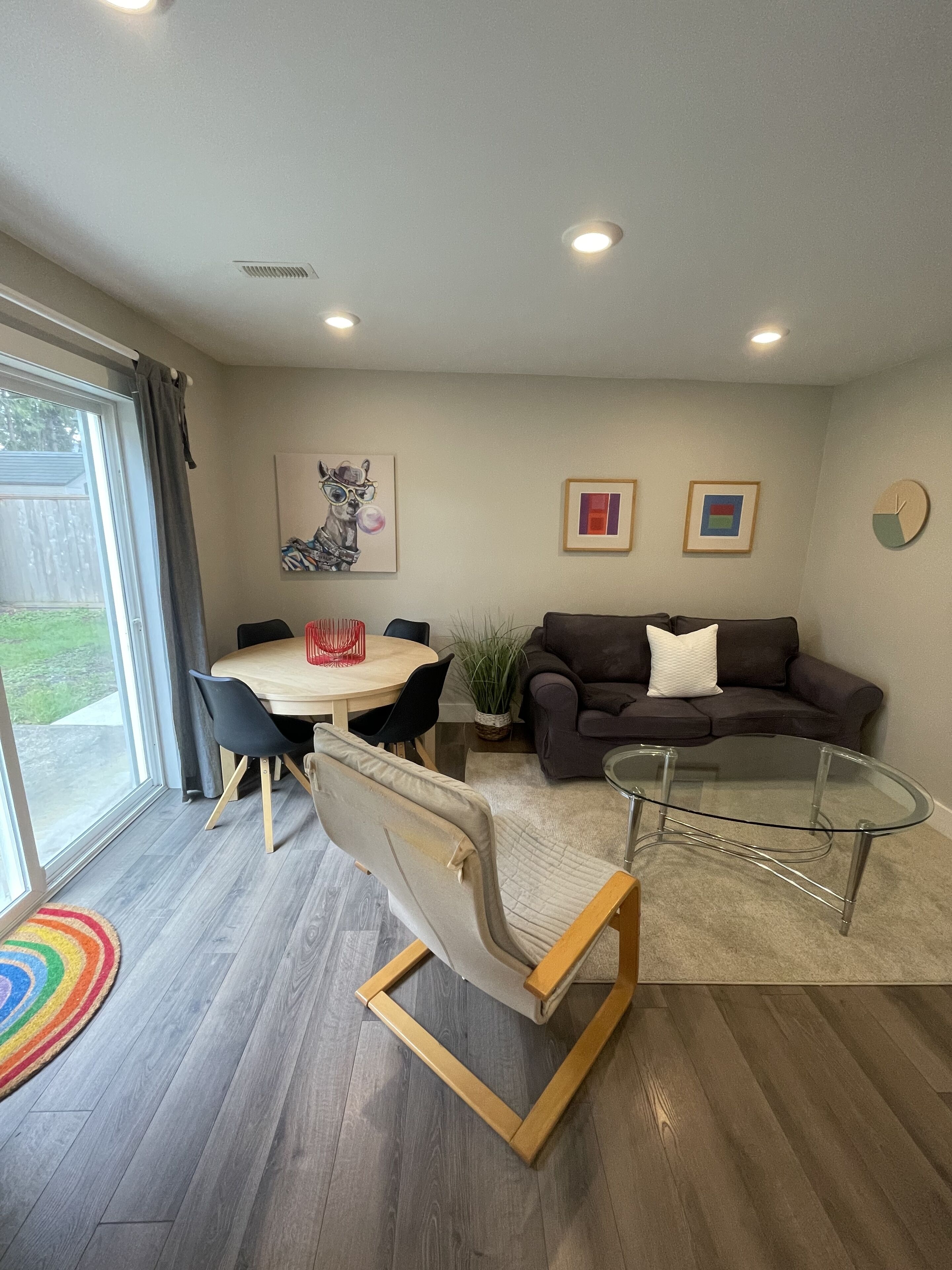 Bright, Cozy suite in quiet neighborhood close to amenities (Pet Friendly!)