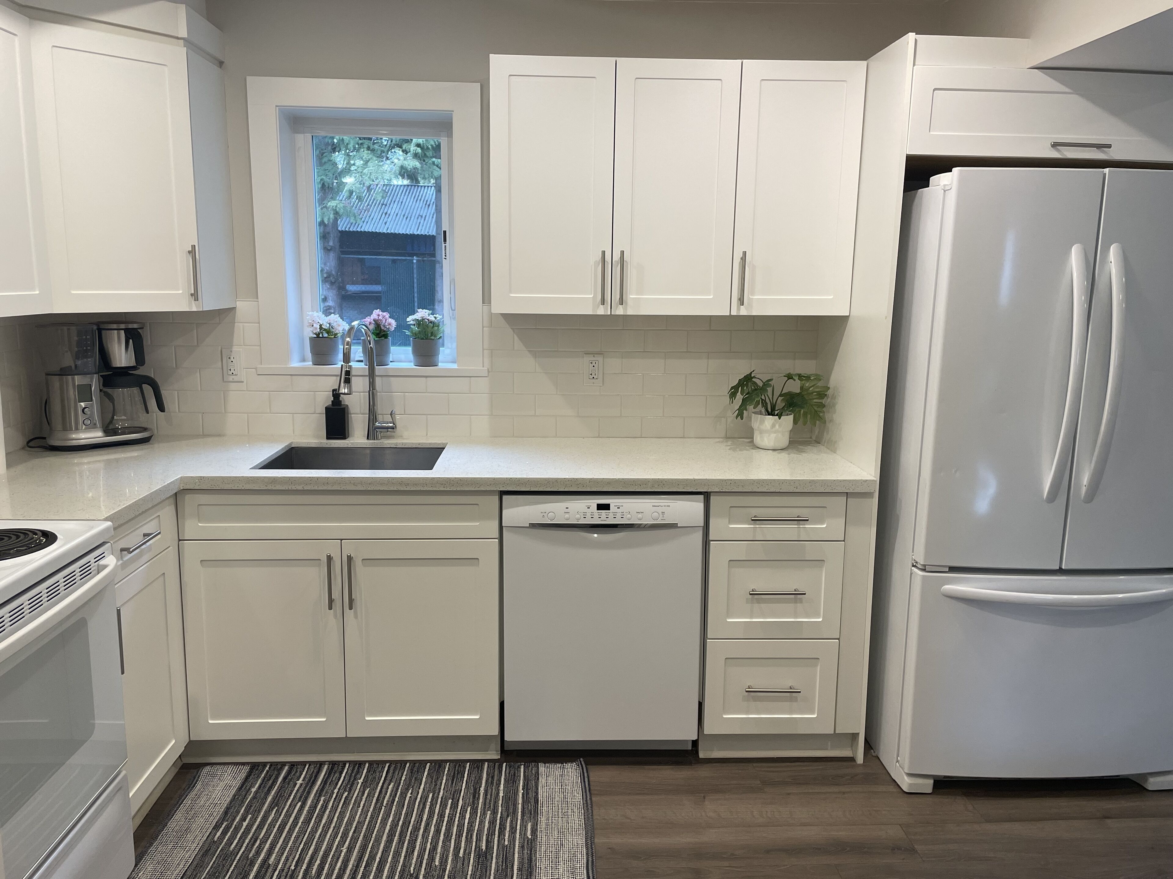 Bright, Cozy suite in quiet neighborhood close to amenities (Pet Friendly!)