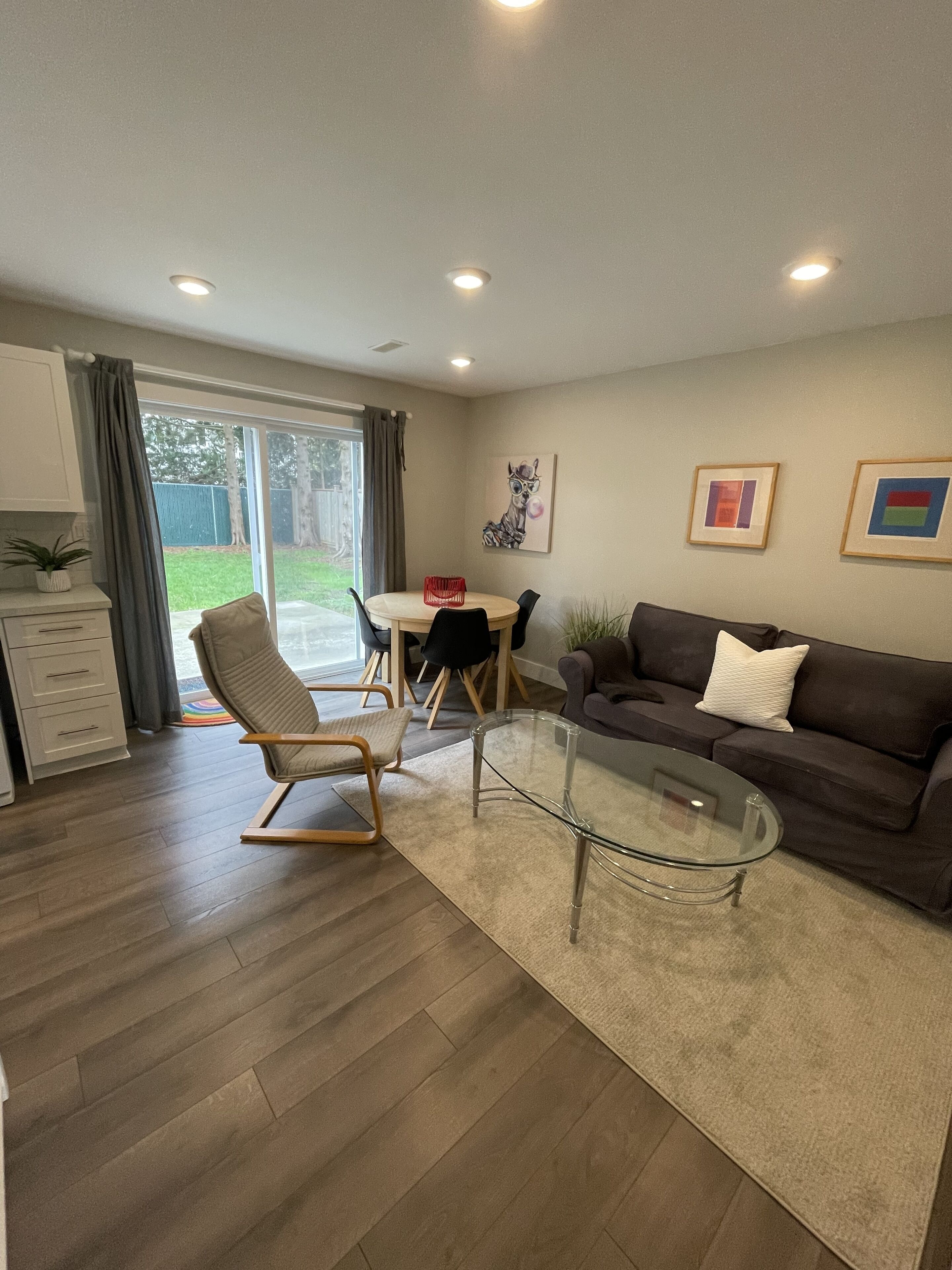 Bright, Cozy suite in quiet neighborhood close to amenities (Pet Friendly!)