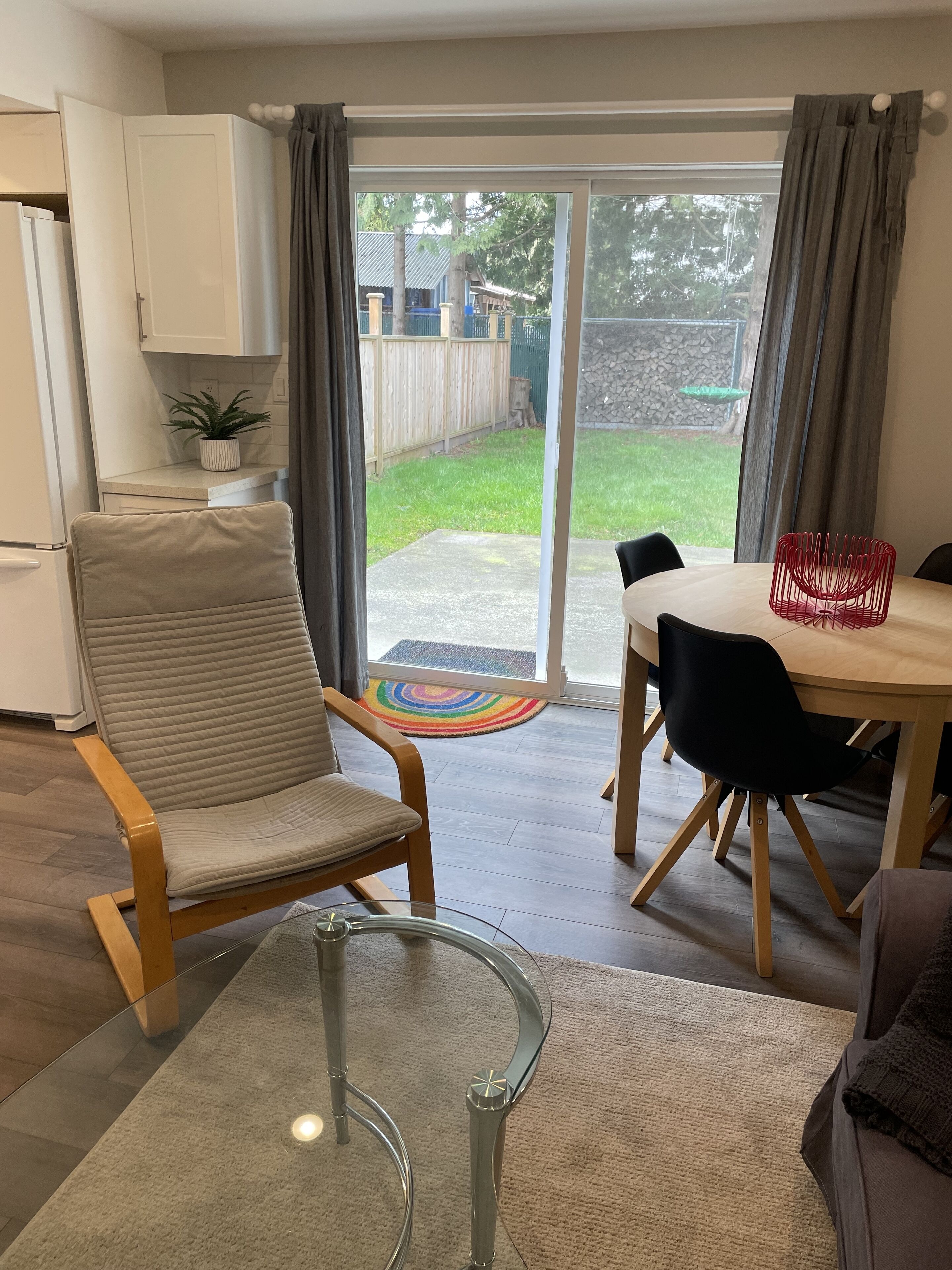 Bright, Cozy suite in quiet neighborhood close to amenities (Pet Friendly!)