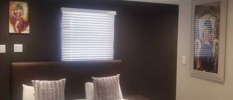 3 عدّة غرف نوم ومكواة/لوح كي وواي فاي وملاءات أسرّة