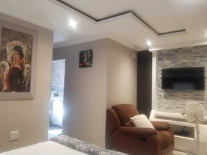 3 habitaciones, tabla de planchar con plancha, wifi y ropa de cama