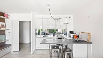 Een koelkast, een magnetron, een oven, een vaatwasser