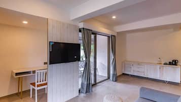 Desk, blackout drapes, soundproofing, free WiFi