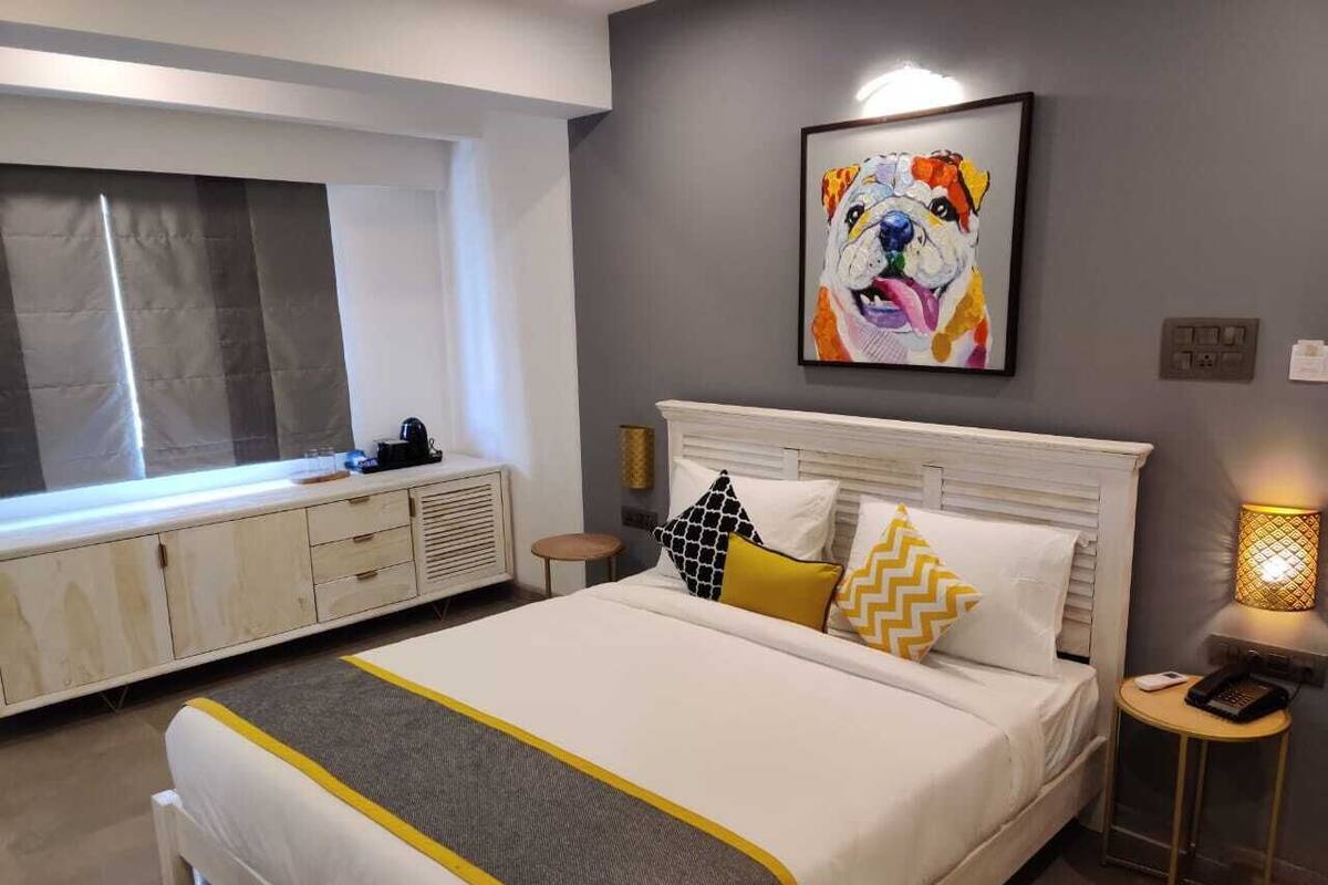 Escritorio, cortinas blackout, sistema de insonorización y wifi gratis
