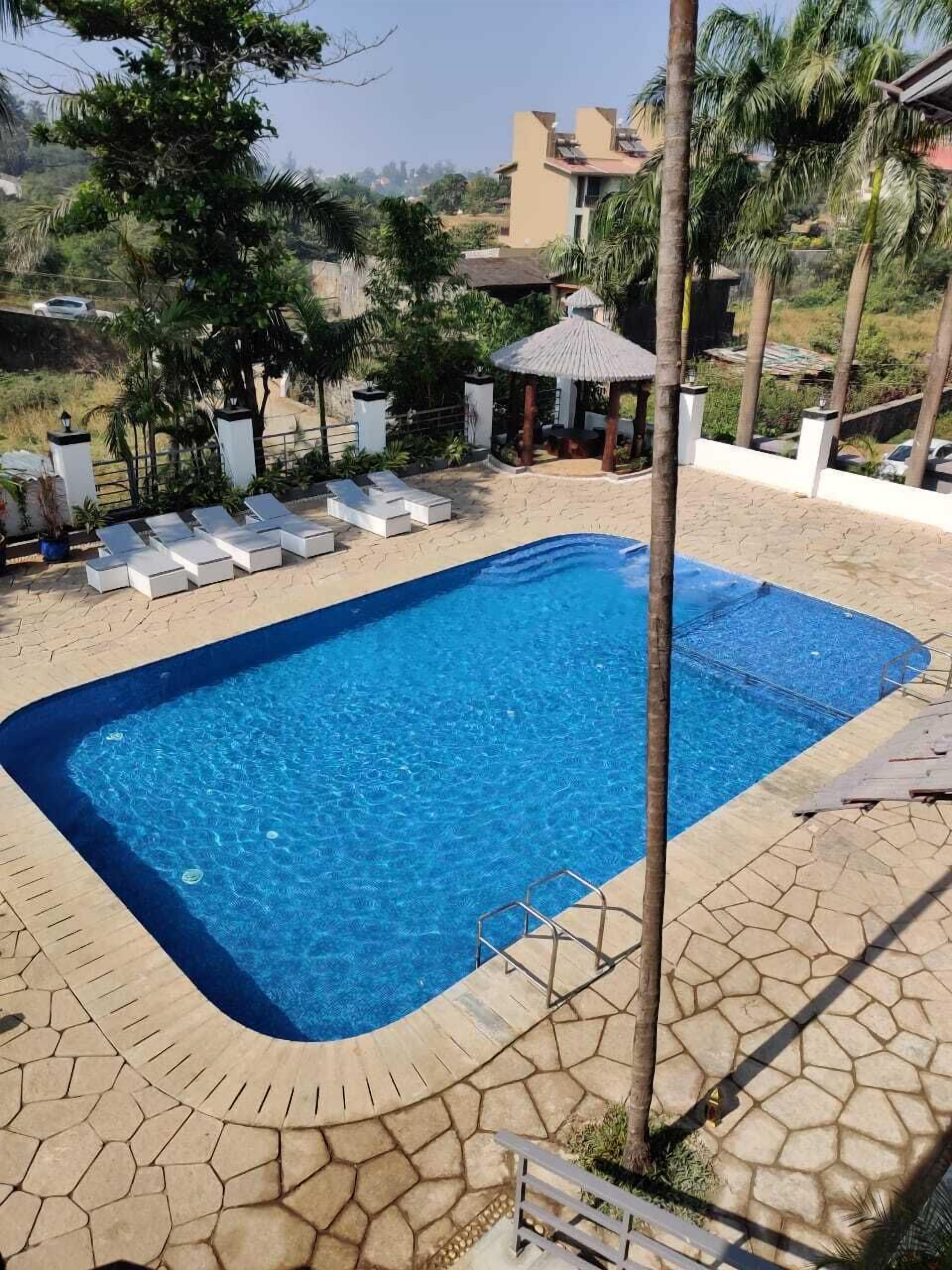 من حمّامات السباحة المغطاة