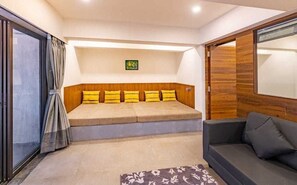 Habitación cuádruple superior | 1 dormitorio, escritorio, cortinas opacas y sistema de insonorización
