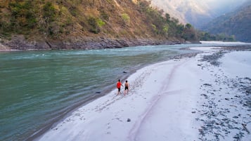 Bãi biển riêng, cát trắng, khăn tắm biển, bóng chuyền