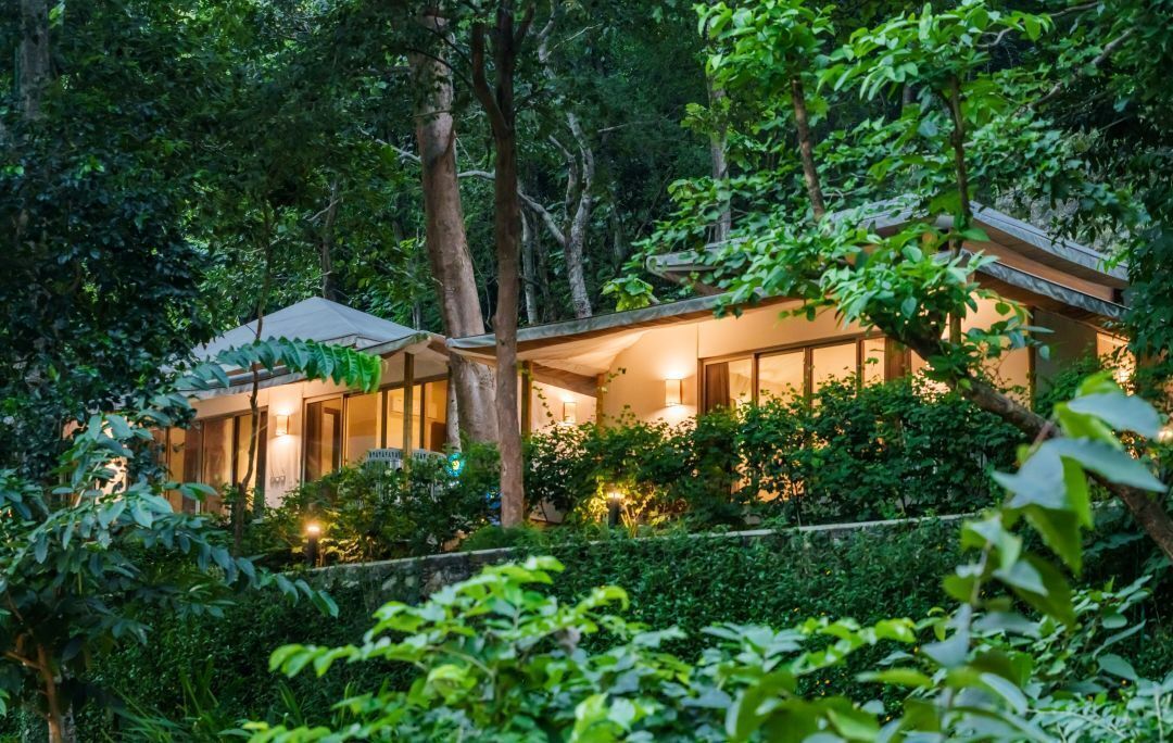 Caja de seguridad en la habitación y ropa de cama 