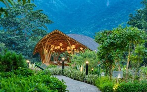 Petit déjeuner, déjeuner et dîner servis sur place, vue sur le jardin