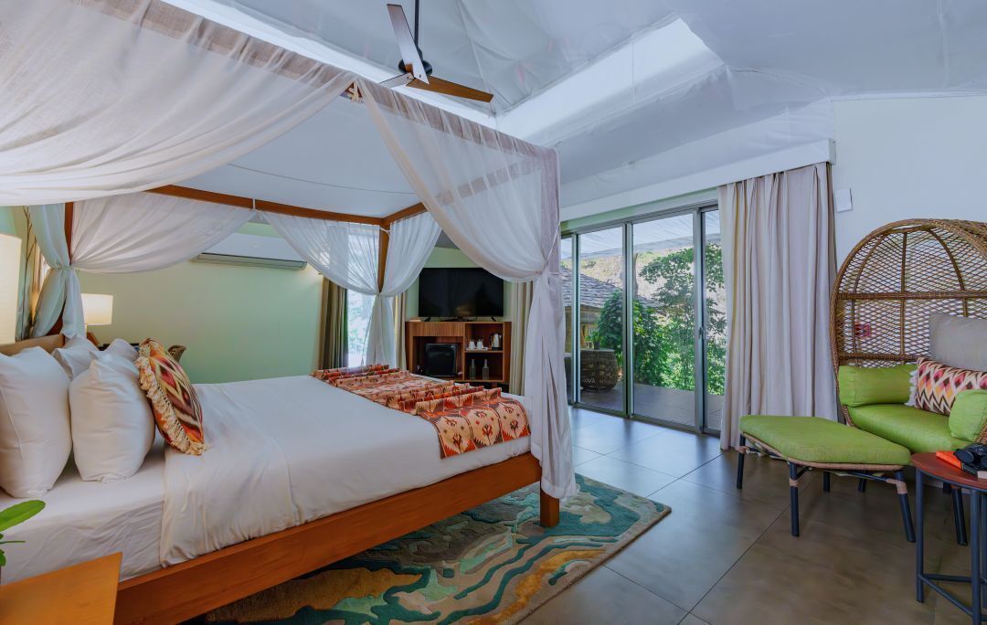 Luxury Cottage (NOT for 0-3 yr Infants / 60+ yr Senior Citizens) | Värdeförvaringsskåp på rummet och sängkläder