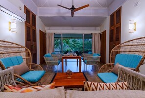 Family Cottage (NOT for 0-3 yr Infants / 60+ Senior Citizens) | Ruang tamu