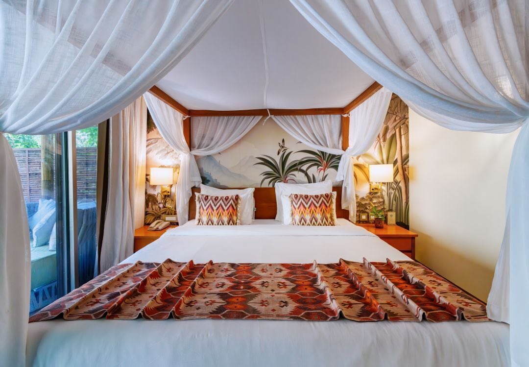 خزنة داخل الغرفة وملاءات أسرّة