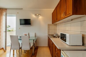 Kühlschrank, Mikrowelle, Ofen, Herdplatte