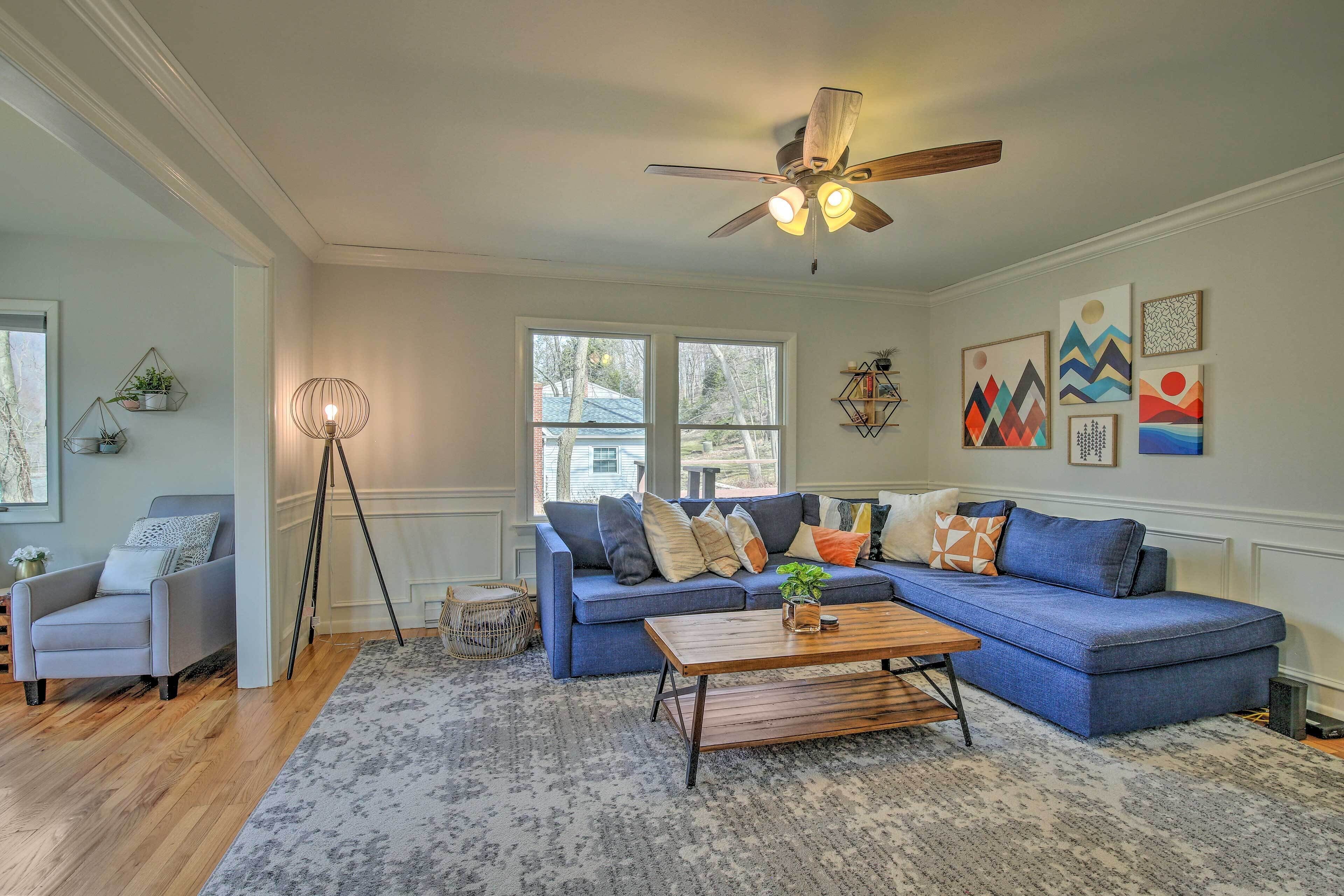 New Fairfield Home w/ Beach Access & Fire Pit