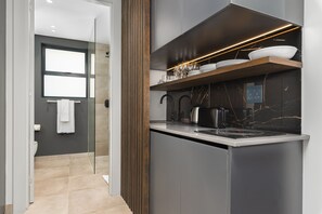 Deluxe Studio | Private kitchenette | Mini-fridge, microwave, stovetop, electric kettle - One Calais Luxury Apartments (Cape Town)