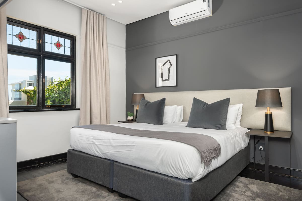 Comfort Studio | Premium bedding, in-room safe, iron/ironing board, free WiFi
