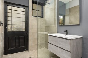 Comfort Studio | Bathroom - One Calais Luxury Apartments (Cape Town)