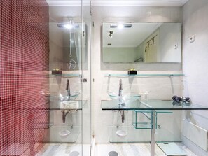 Dusche, Haartrockner, Handtücher