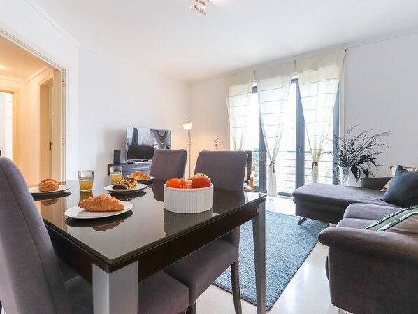Dining - Vita Portucale | Modern Apartment with Garage (Lisboa)