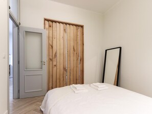 2 bedrooms, iron/ironing board, internet, bed sheets