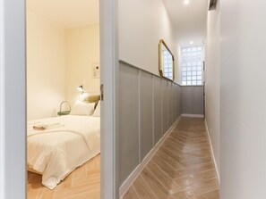 2 quartos, ferros/tábuas de passar roupa, acesso à internet