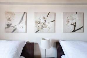 2 soverom, safe på rommet, strykejern/-brett og reiseseng for barn