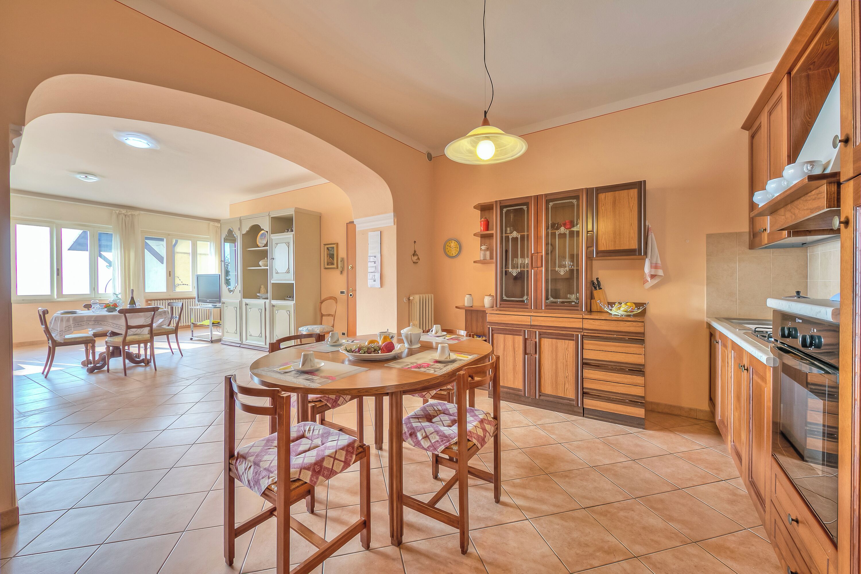 Kühlschrank, Ofen, Herdplatte, Wasserkocher mit Kaffee-/Teezubehör