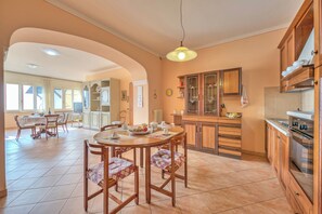 Kühlschrank, Ofen, Herdplatte, Wasserkocher mit Kaffee-/Teezubehör