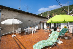 Casa geminada standard, vários quartos, 2 banheiros (Angela -Terrace & beautiful View lake) | Opções para refeição ao ar livre