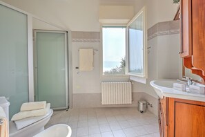 Combined shower/bathtub, bidet, towels, soap - Angela -terrace & Beautiful View Lake (Toscolano Maderno)