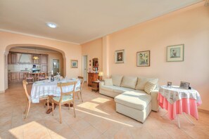 Casa adossada estàndard, diversos dormitoris, 2 banys (Angela -Terrace & beautiful View lake) | Sala d'estar | Televisor de pantalla plana de 21 polzades amb canals per cable 