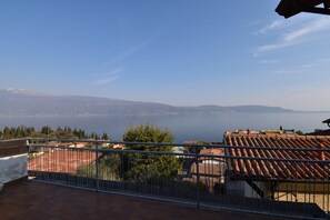 Property grounds - Angela -terrace & Beautiful View Lake (Toscolano Maderno)