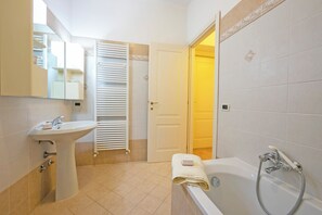 Residenza Standard, camere multiple, 2 bagni, lato montagna (Angela -Terrace & beautiful View lake) | Bagno | Combinazione doccia/vasca, bidet, asciugamani, sapone
