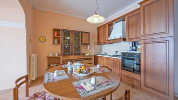 Standard Townhome, 3 Bedrooms, 2 Bathrooms, Mountainside (Angela -Terrace & beautiful View lake) | Tempat makan