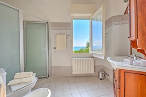 Residenza Standard, camere multiple, 2 bagni, lato montagna (Angela -Terrace & beautiful View lake) | Bagno | Combinazione doccia/vasca, bidet, asciugamani, sapone
