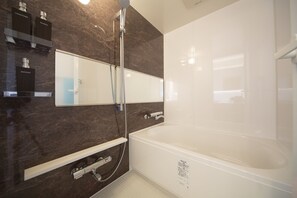 Basic-Haus | Badezimmer | Bidet, Handtücher, Seife, Shampoo