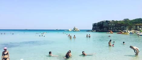Una spiaggia nelle vicinanze