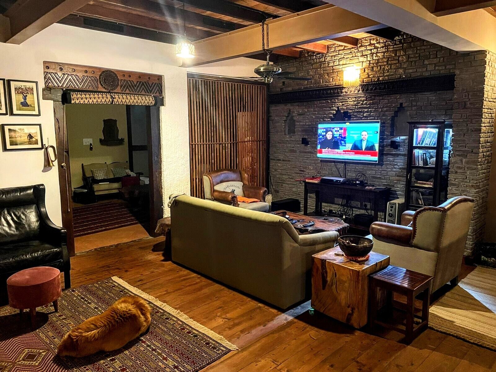 Smart-tv, eldstad, dvd-spelare och ett filmbibliotek