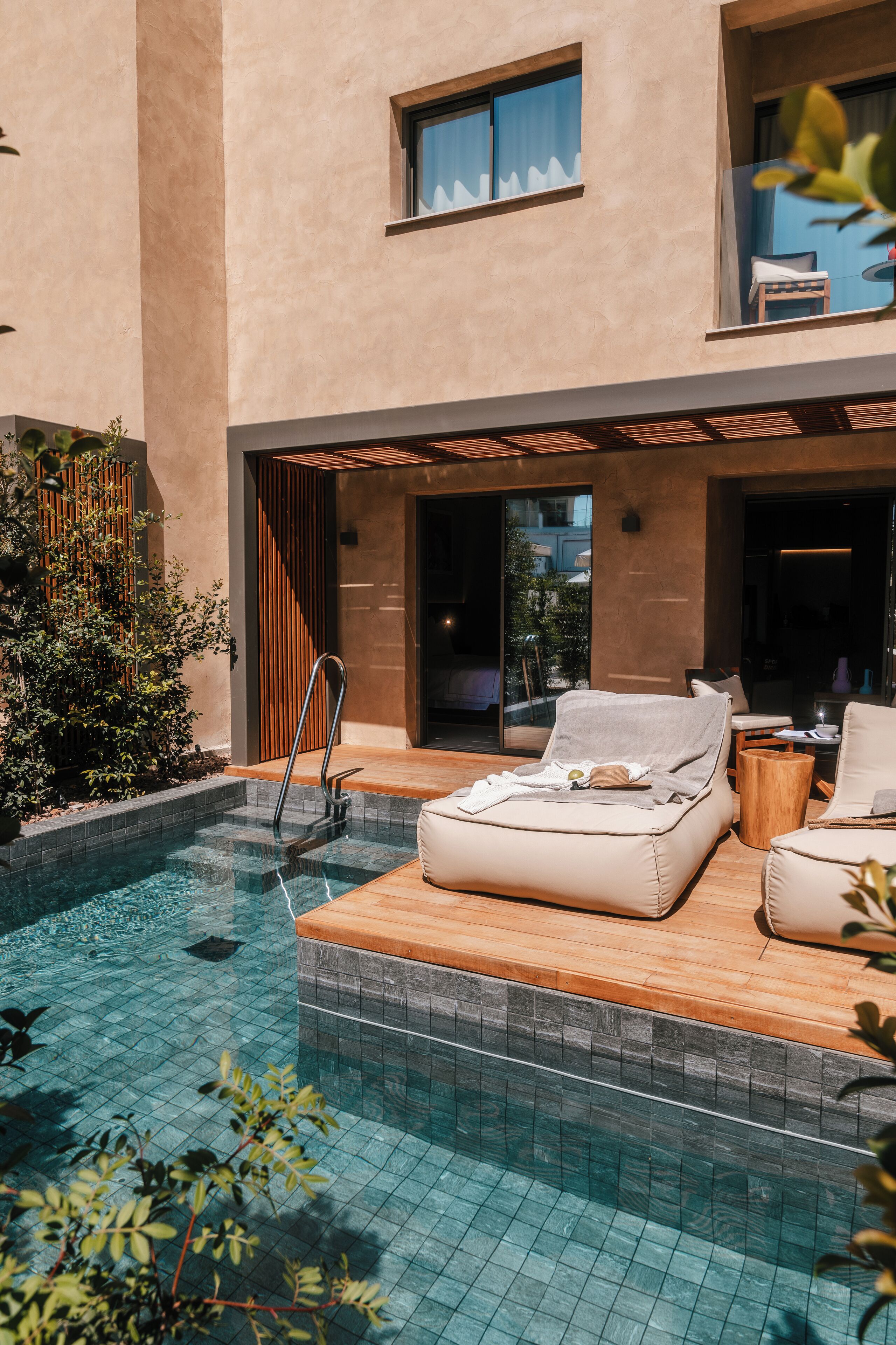 Moonflower Suite with Private Plunge Pool | Coin séjour | TV connectée de 50 pouces avec chaînes numériques, télévision