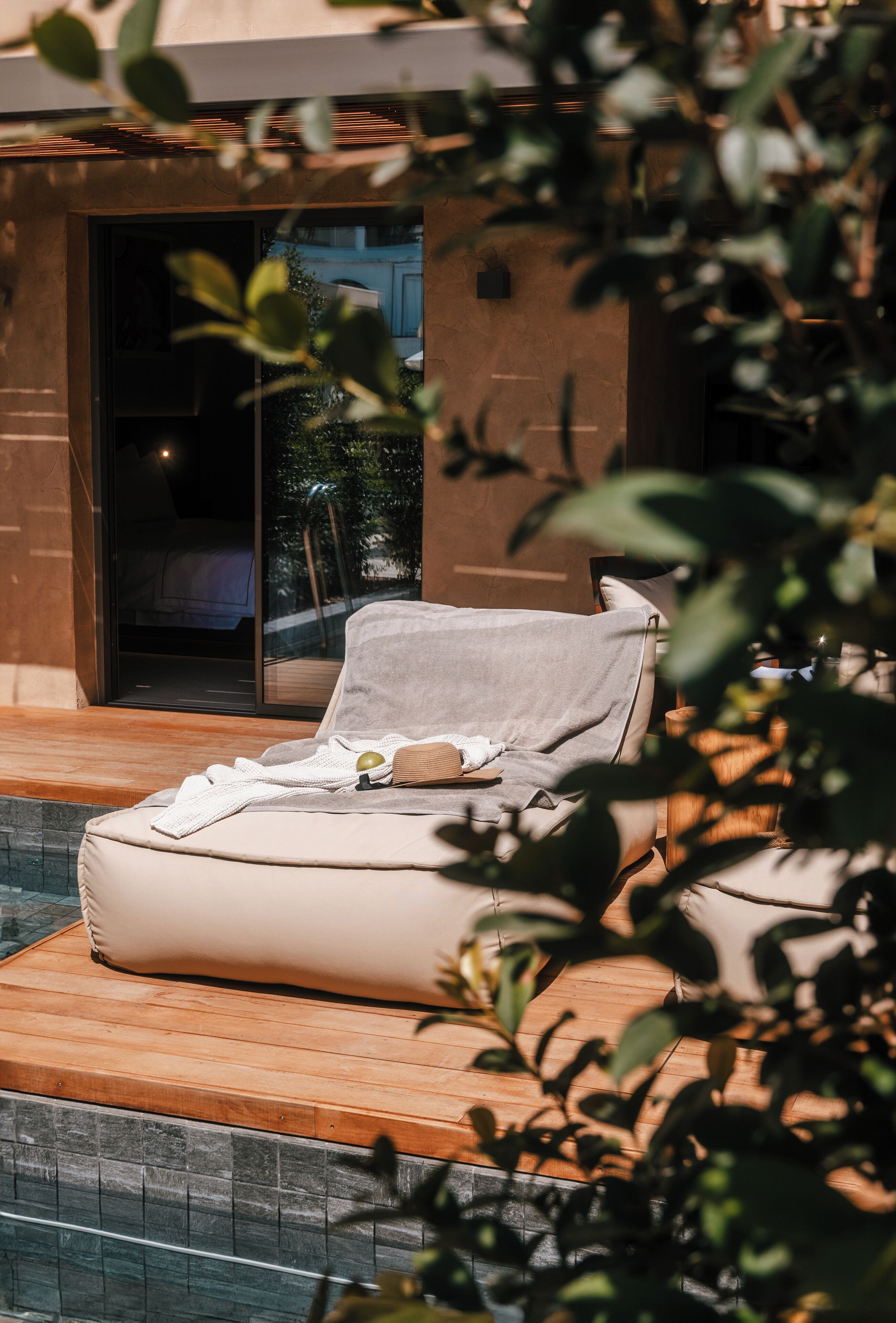 Moonflower Suite with Private Plunge Pool | Coin séjour | TV connectée de 50 pouces avec chaînes numériques, télévision