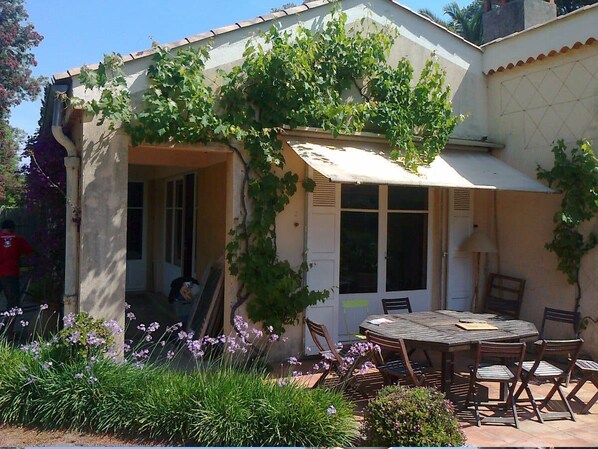 تناول الطعام بالخارج