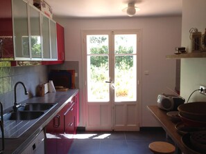 ثلاجة، فرن، موقد طهي مسطح، غسالة أطباق