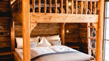 3 bedrooms, desk, travel crib, WiFi