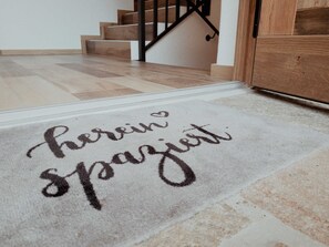 A carpet with the text 'herein Spazierg' near a staircase. - Stadl-suite Silvretta - Stadl Chalet Ischgl (Ischgl)
