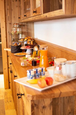 Een ontbijtbuffet met diverse gerechten en dranken.